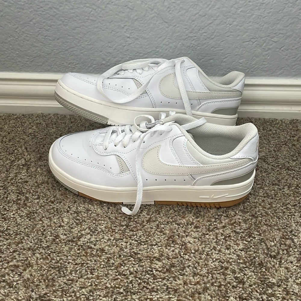 women’s USA 9.5 nike kicks.